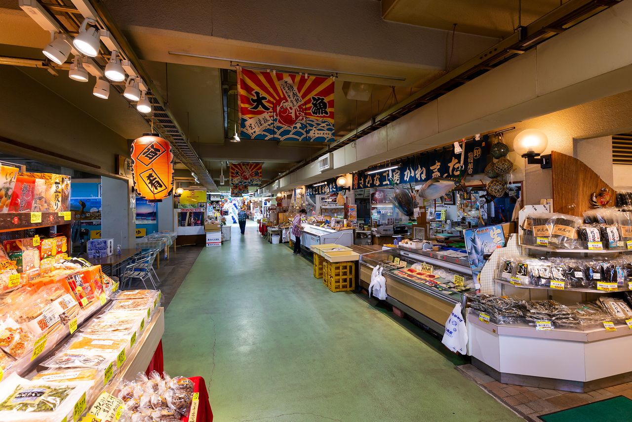「海の幸の総合センター」がうたい文句のウオッセ21。鮮魚や水産加工品、土産物を扱う店のほか、海鮮丼などを提供する食事どころもある