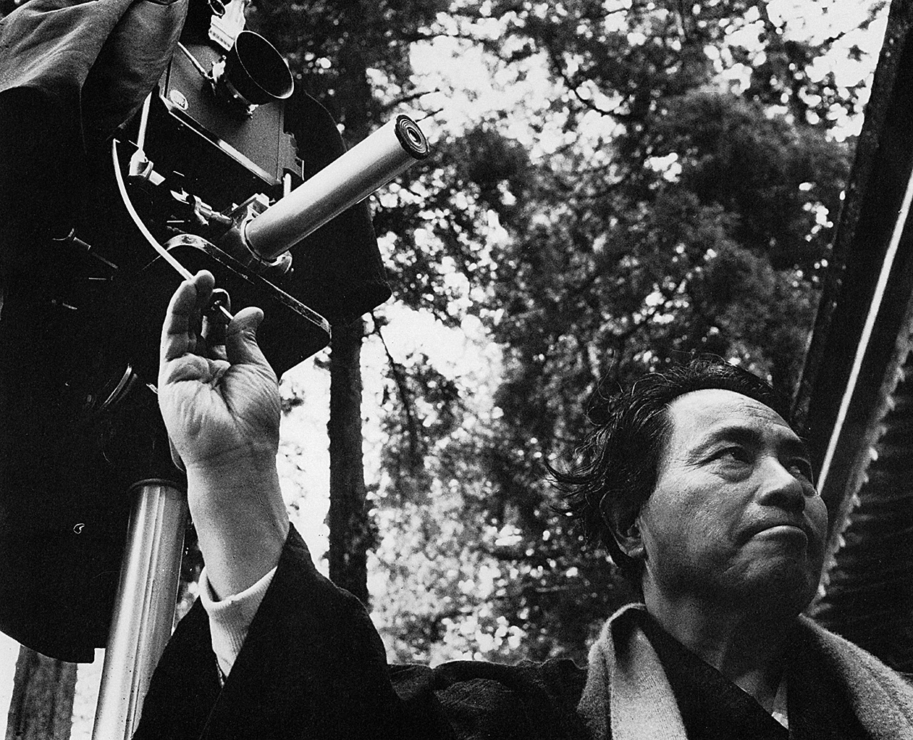 室生寺で撮影中の土門拳 1966年頃(土門拳記念館所蔵)