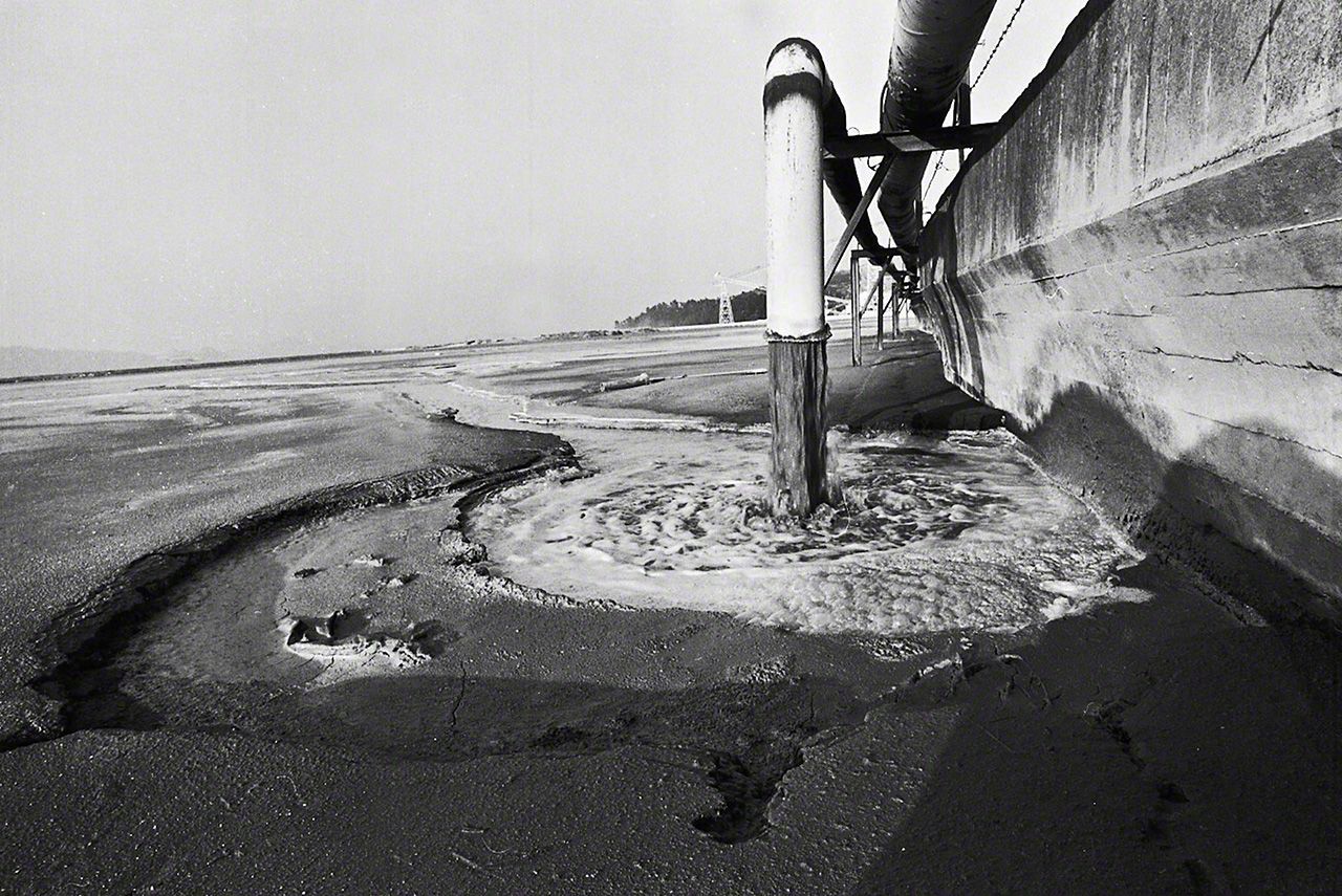 八幡排水とプール。メチル水銀を含んだ排水は1932年から68年まで無処理のまま海に流され続けた（1972年撮影）