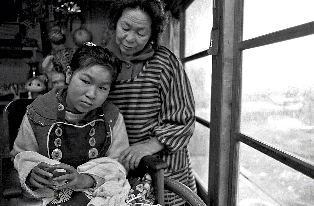 田中実子：母親と自宅の窓から海を眺める（1971年撮影）