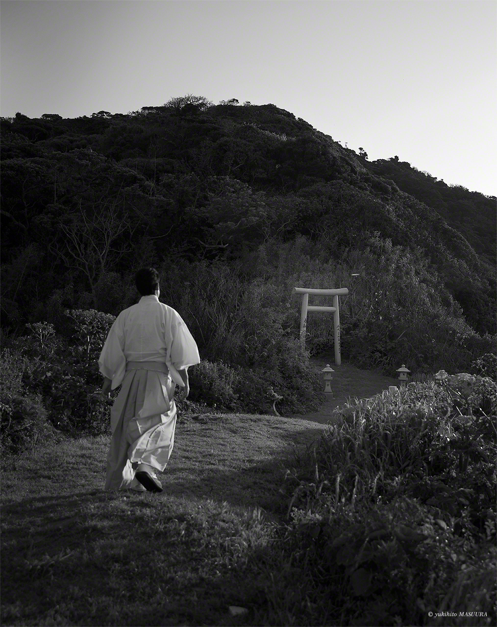 12名の神職が10日交代で365 日お仕えし、毎朝、玄界灘に漬って禊を行ってから沖津宮へ向かう。海が荒れた場合、前任者が奉仕日数を延長して島に残る