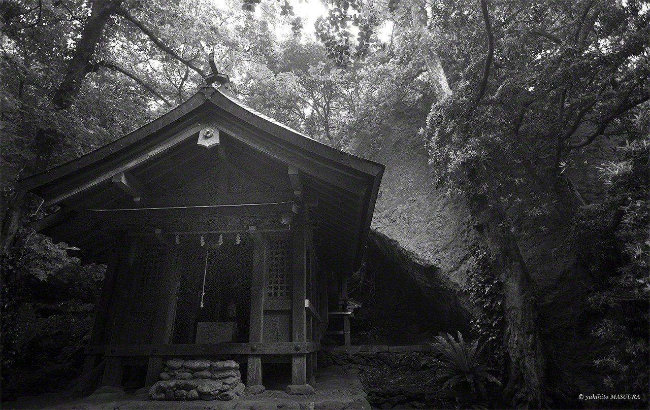 巨石に囲まれている沖津宮の本殿