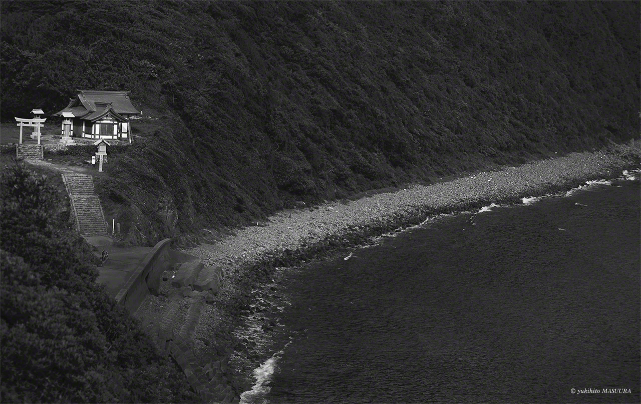 沖ノ島から49キロ離れた大島の北側に立つ遥拝（ようはい）所。渡島が許されない沖ノ島・沖津宮をここから拝むための施設だ