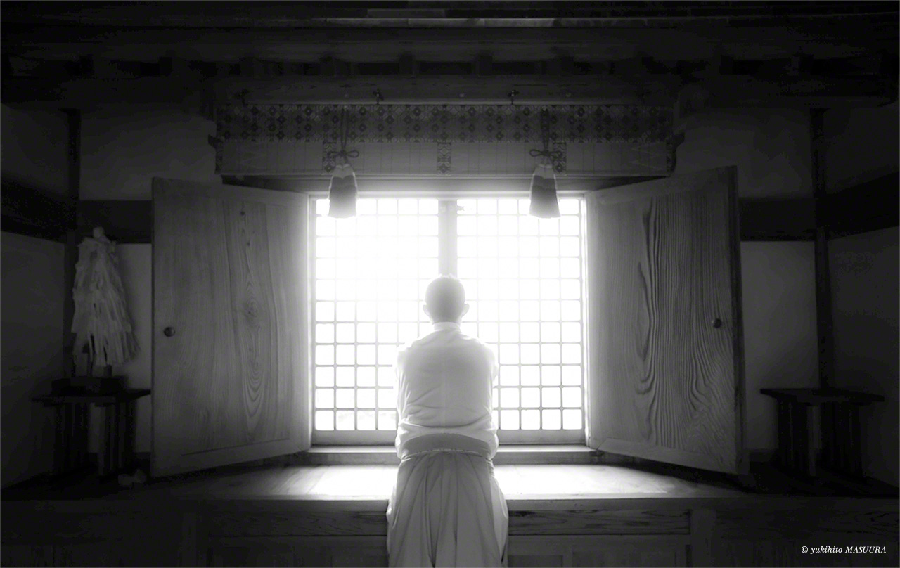 大島にある沖津宮遥拝所の社殿内。天気の良い日は玄界灘のはるか彼方に沖ノ島が見える