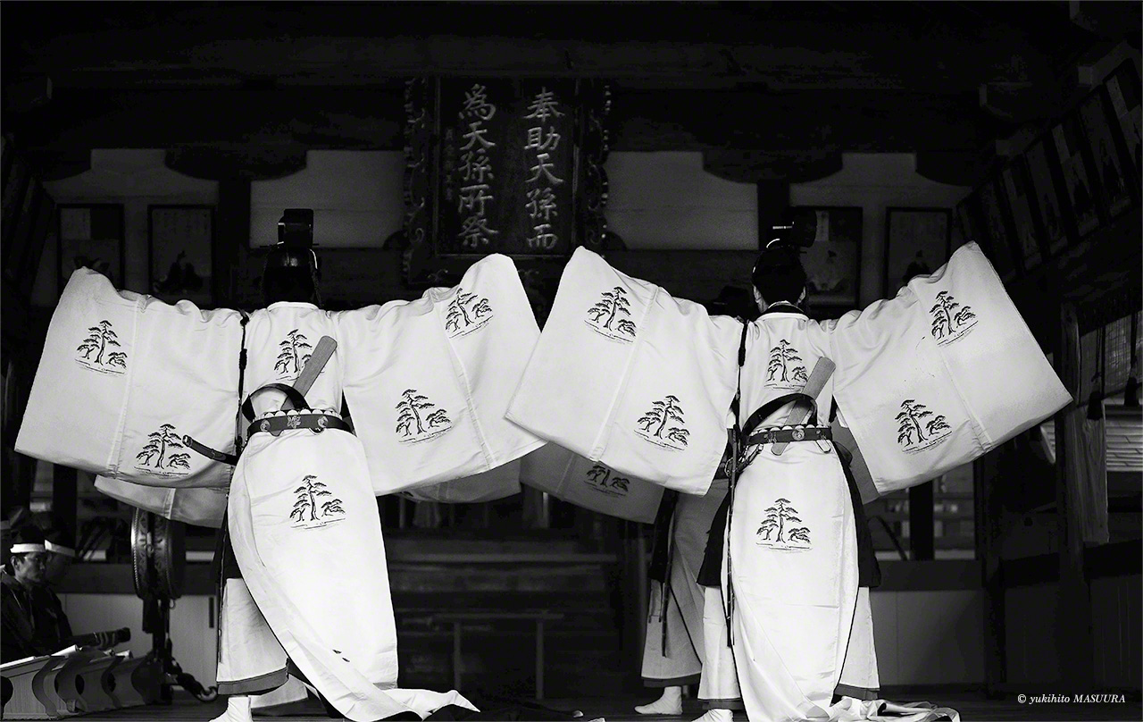 辺津宮で行われる春季大祭に奉納される主基（すき）地方風俗舞