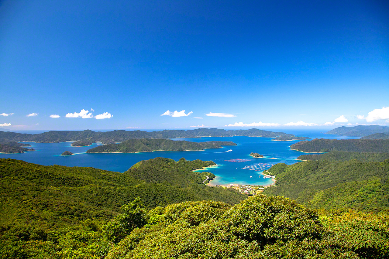奄美大島南部の沖合には加計呂麻島や請島、与路島（よろじま）など多くの島々が点在している
