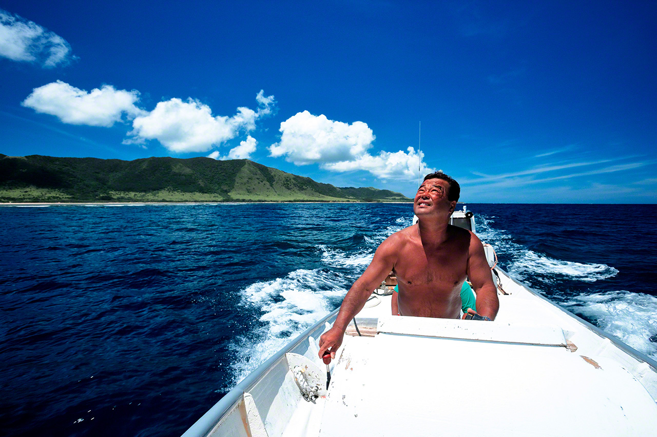 漁を終えて、帰路に就く。八重山諸島のサンゴ礁とその先に広がる外洋が彼の仕事場だ