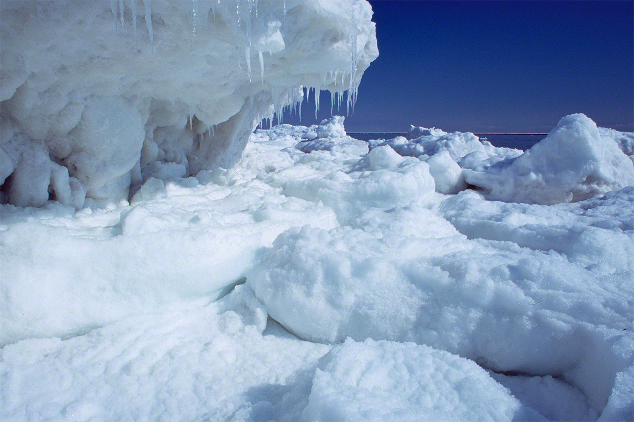 流氷が強風によって寄せられたオホーツク海の海岸