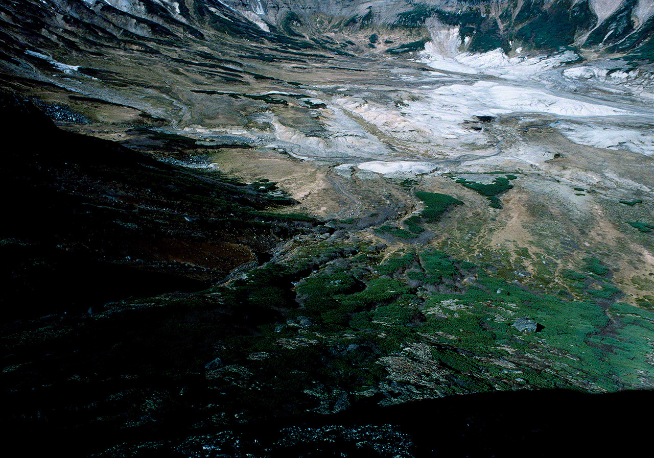 大雪山系の山々に点在する小さなカルデラから湧き出た水は小川となって山岳地帯を流れる