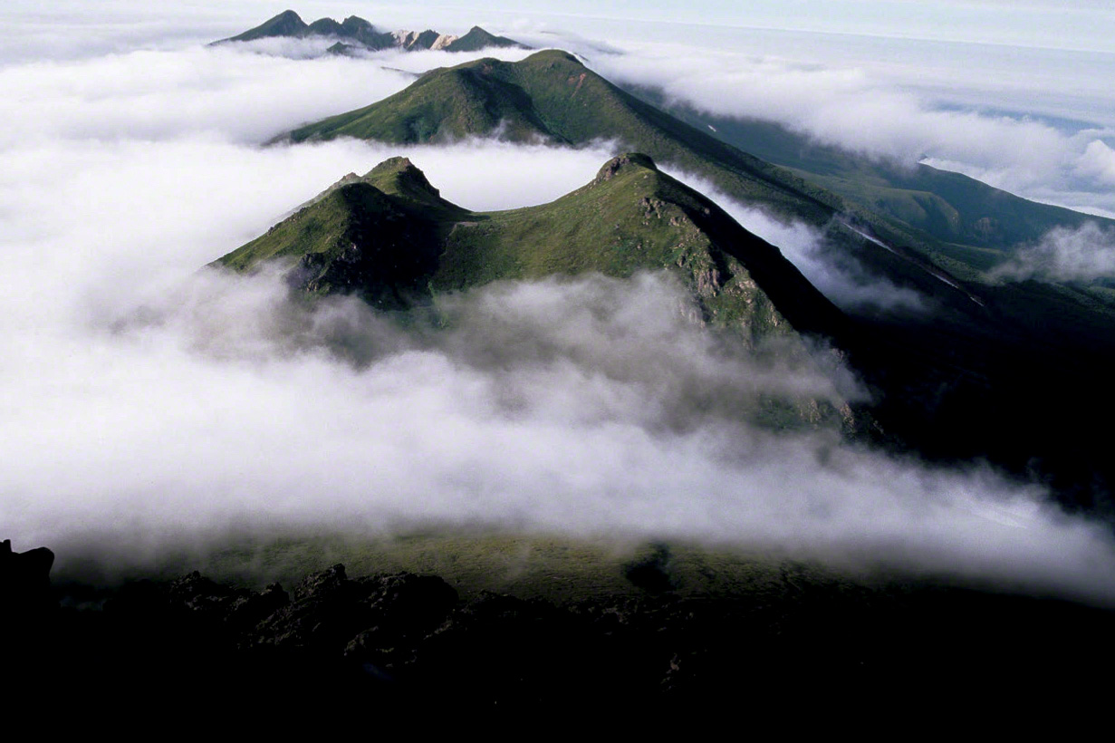 雲海の中から姿を現した知床連峰