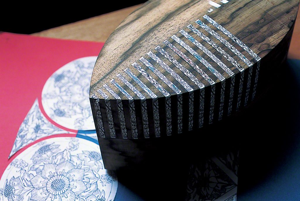 大坂自らの骨箱（2003年完成）の制作過程。アクセントをつけるため唐草の文様に錫と金を交互に嵌入。