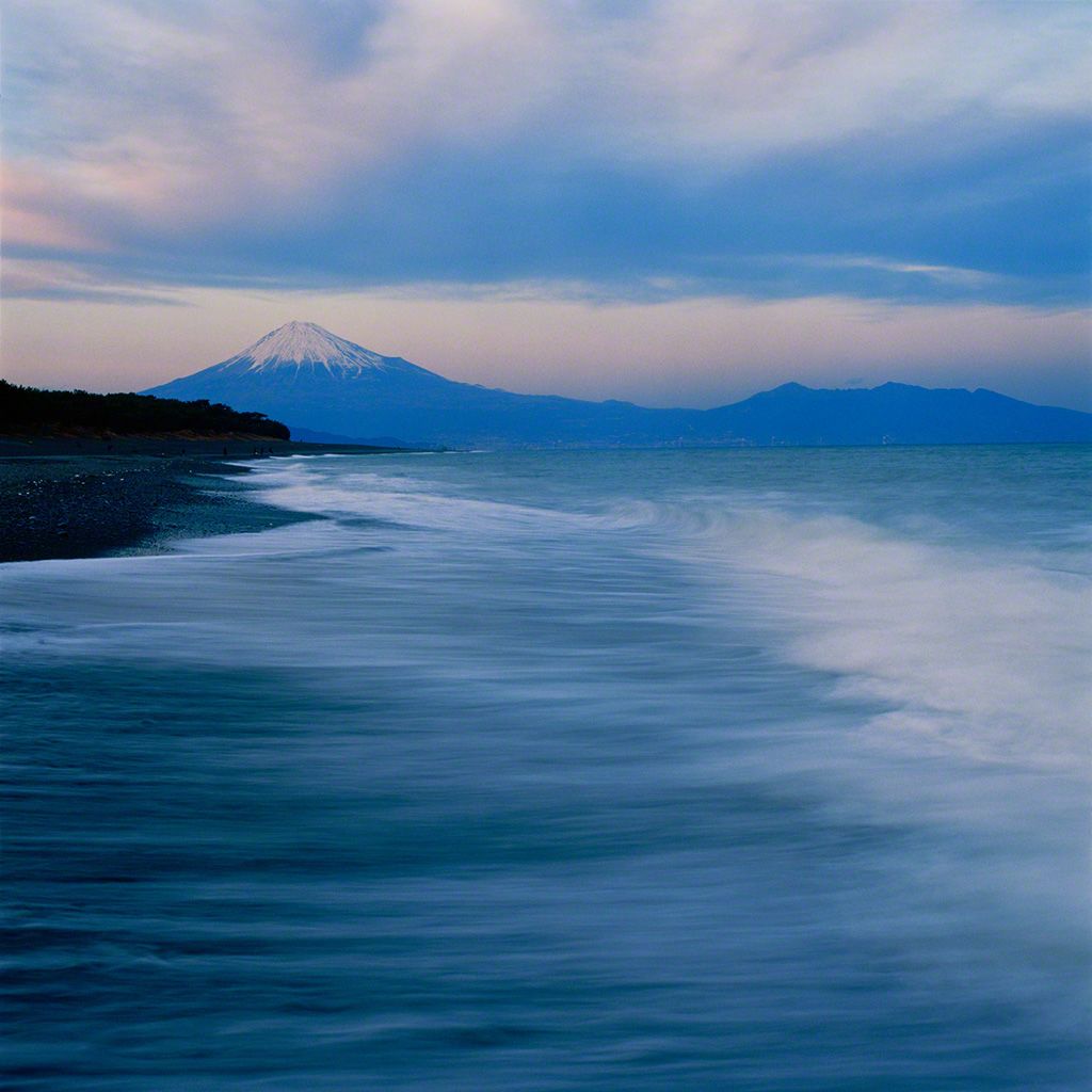 2. 三保の海岸からの富士。1月。
