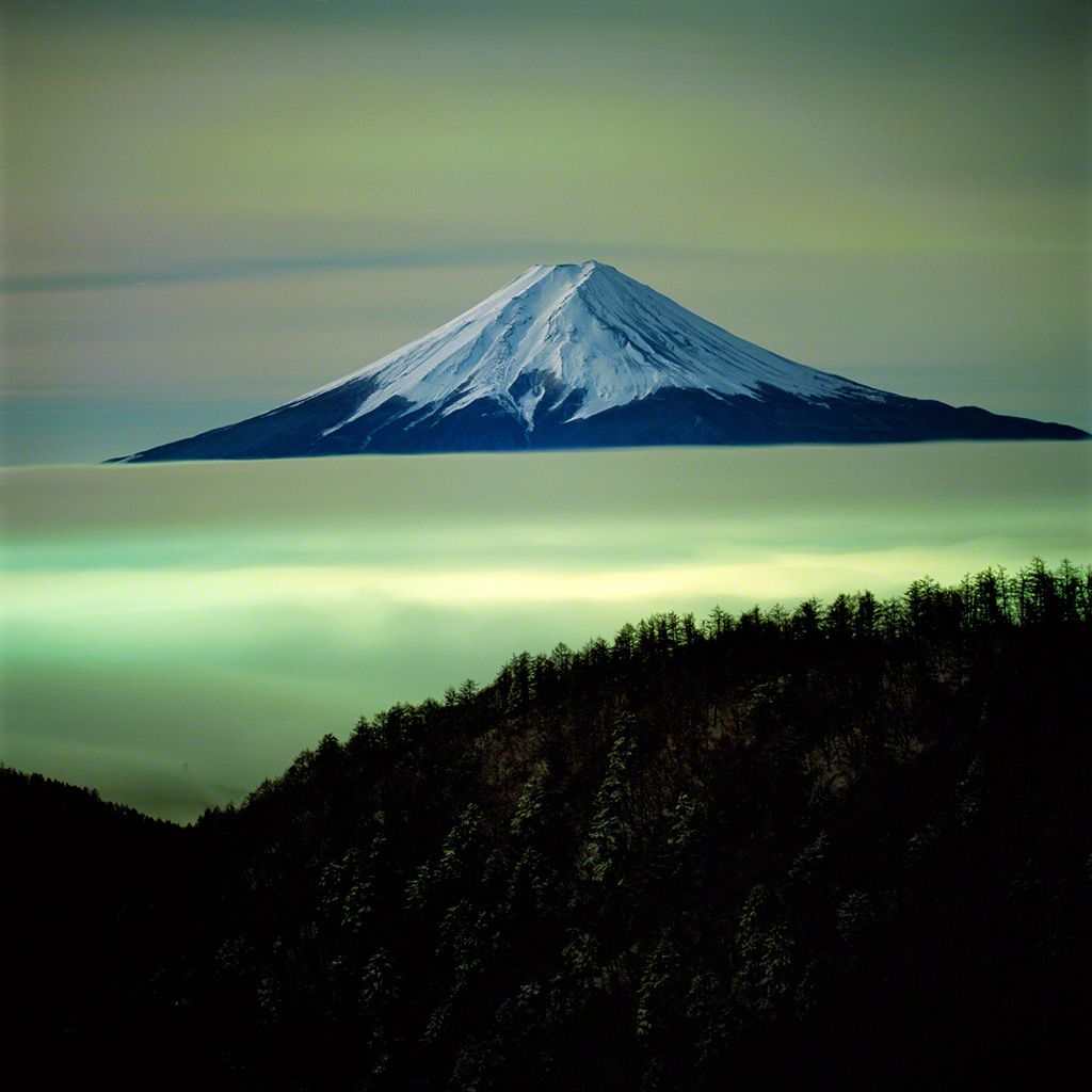 10. 真夜中の富士。3月。