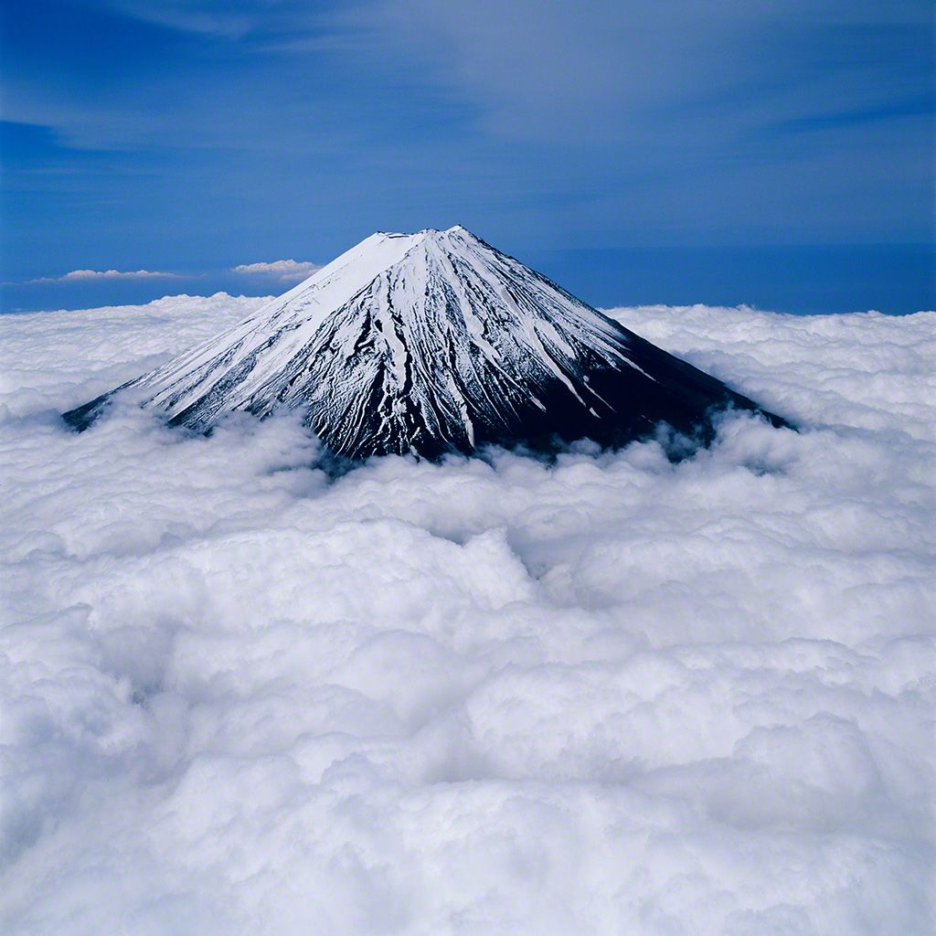 13. 鳴沢村上空からの富士（空撮）。6月。