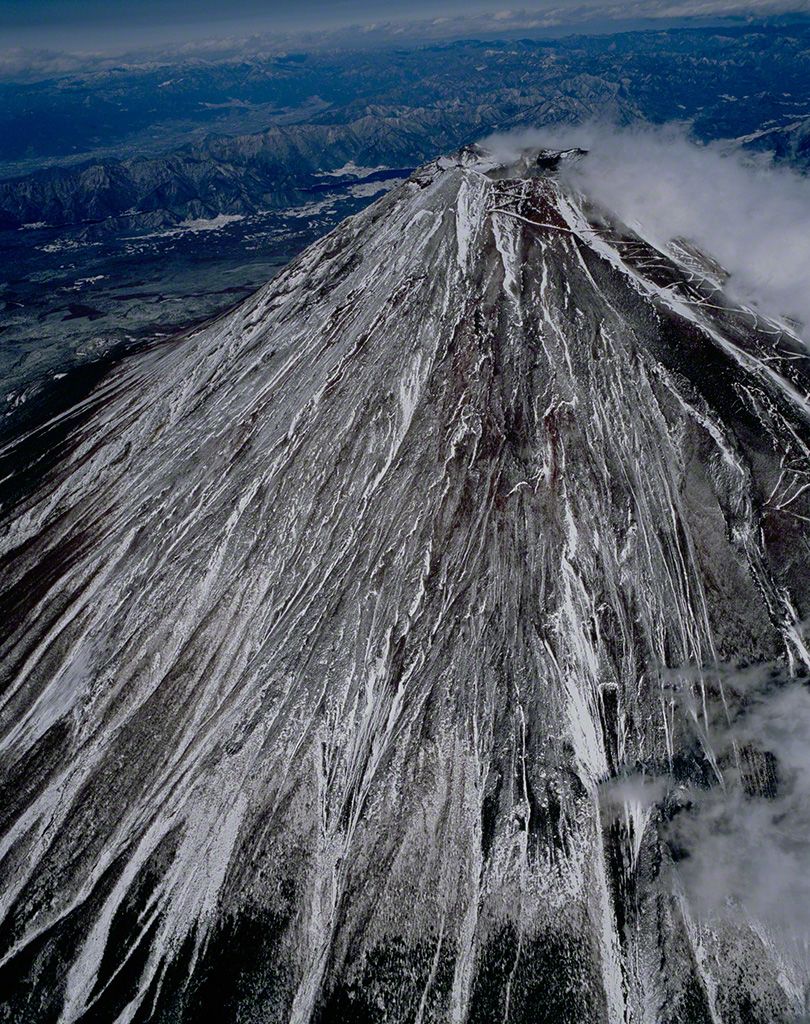 22. 南西斜面上空から見た富士（空撮）。12月。