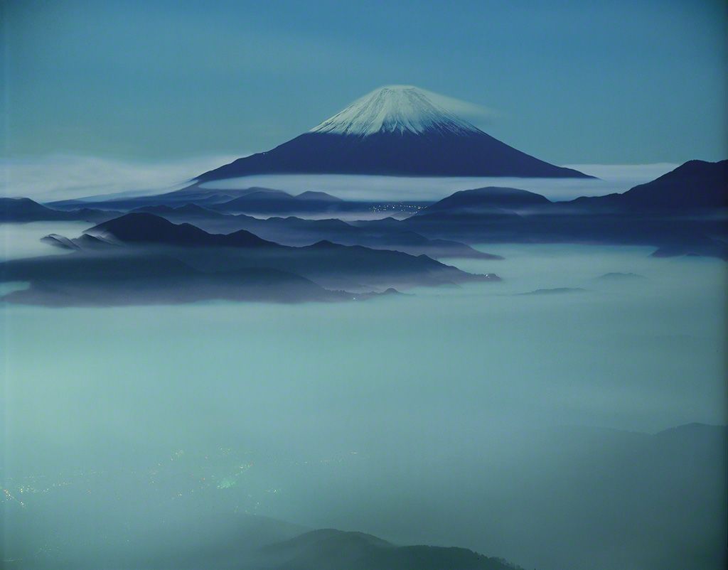 23. 雲海に浮かぶ富士。12月。