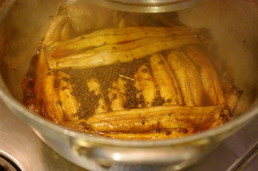 鰻の山椒煮。身が柔らかいので、煮くずれしないよう繊細に煮込んでいく。