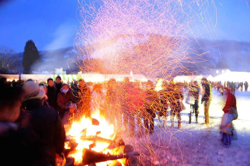 “紙風船上げ”の会場で。(秋田県仙北市西木町)