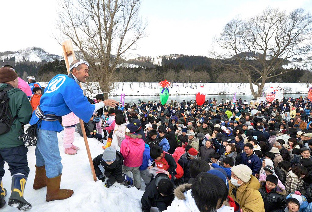 「川を渡る梵天」の日。もちまき風景。(秋田県大仙市)