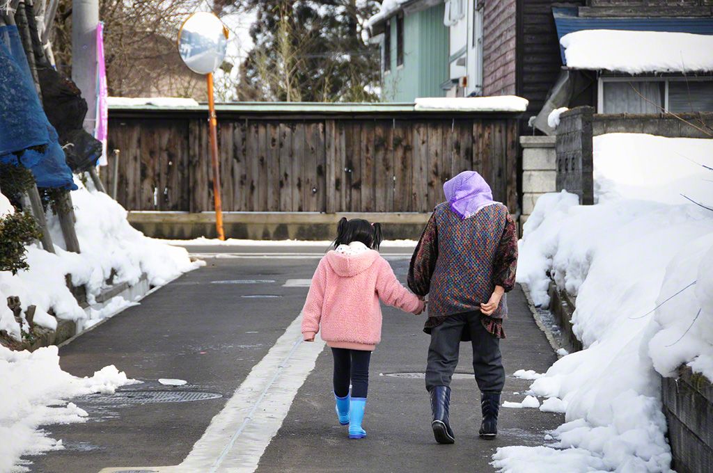 「川を渡る梵天」の日。おばあちゃんと孫。(秋田県大仙市)