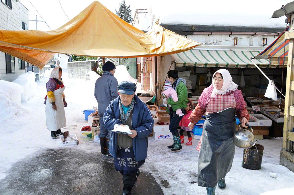 「花輪の朝市」の忙しい魚屋。(秋田県鹿角=かづの=市)