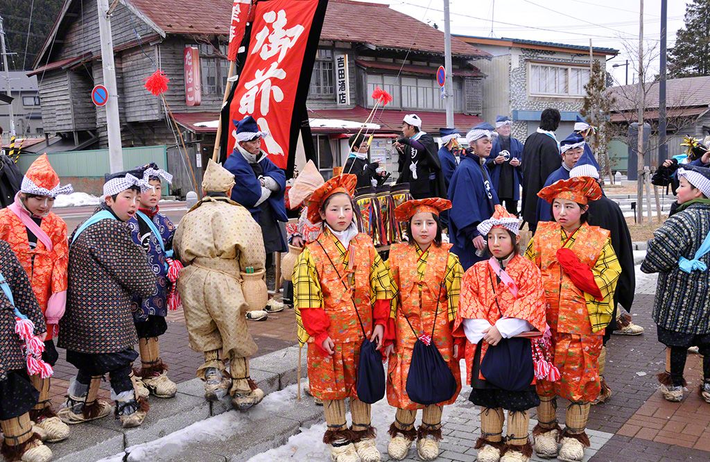 華やかな舞で知られる「八戸のえんぶり」。(青森県八戸市)