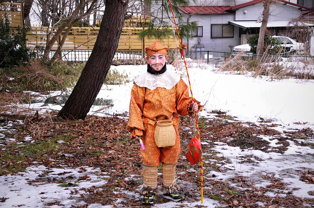 「八戸のえんぶり」で大役をこなしてほっとする少年。(青森県八戸市)