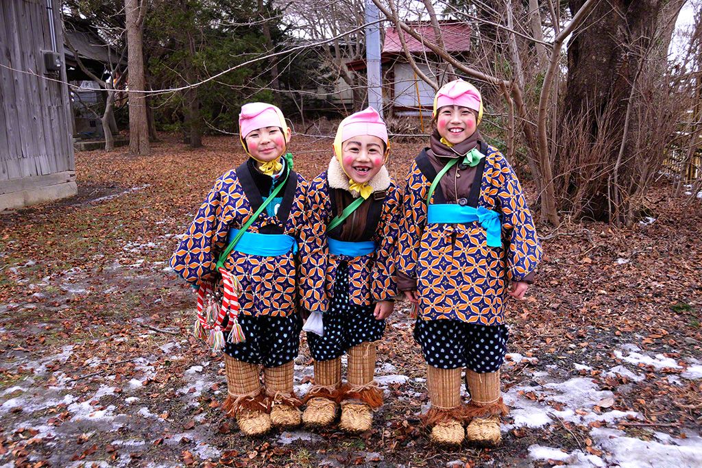 「八戸のえんぶり」で踊り終えた少女たち。(青森県八戸市)