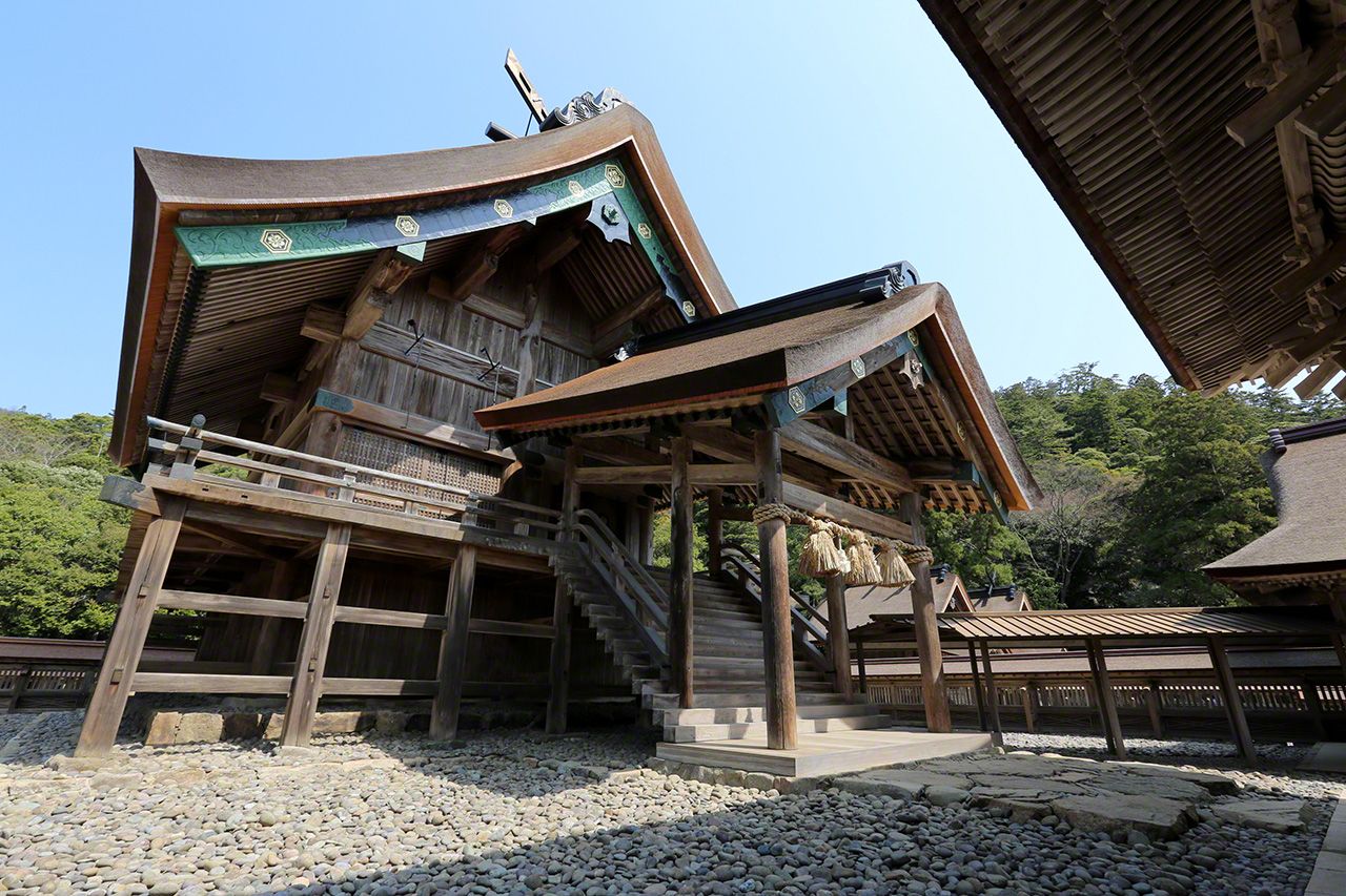 「大社造り」と呼ばれる日本最古の神社建築の御本殿。