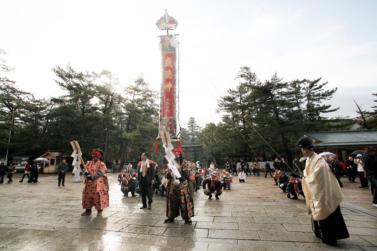 拝殿前で正月３日に行われる伝統行事「吉兆神事」。