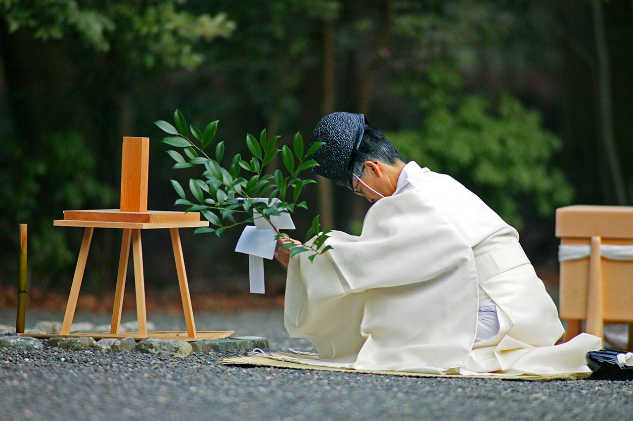 1月7日　昭和天皇祭遥拝。手に榊（さかき）を捧げ持ち、宮中でのご親祭にあわせ遥拝式〈ようはいしき〉が行われる。