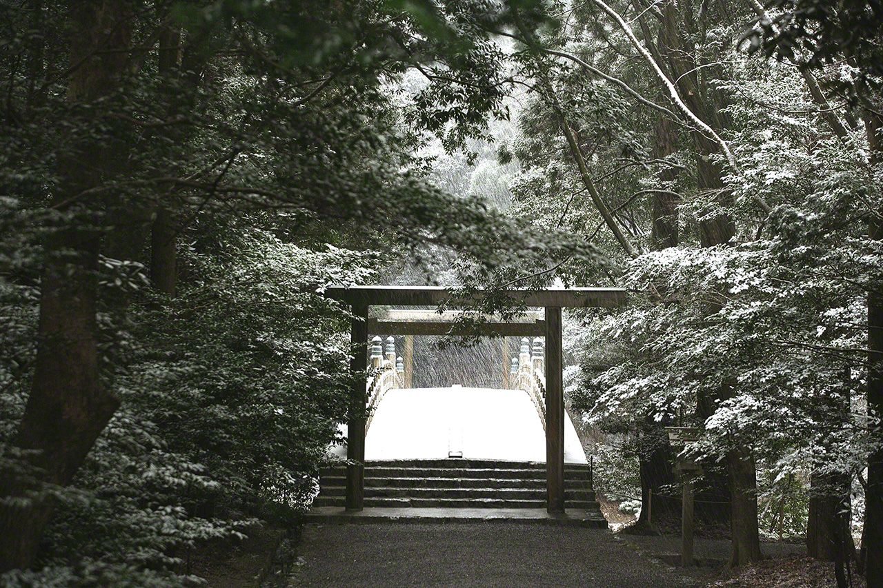 2月9日　内宮の風日祈宮橋〈かざひのみのみやばし〉に降る雪。伊勢には珍しい雪だが、神域にいると雪景色にもぬくもりを感じる。