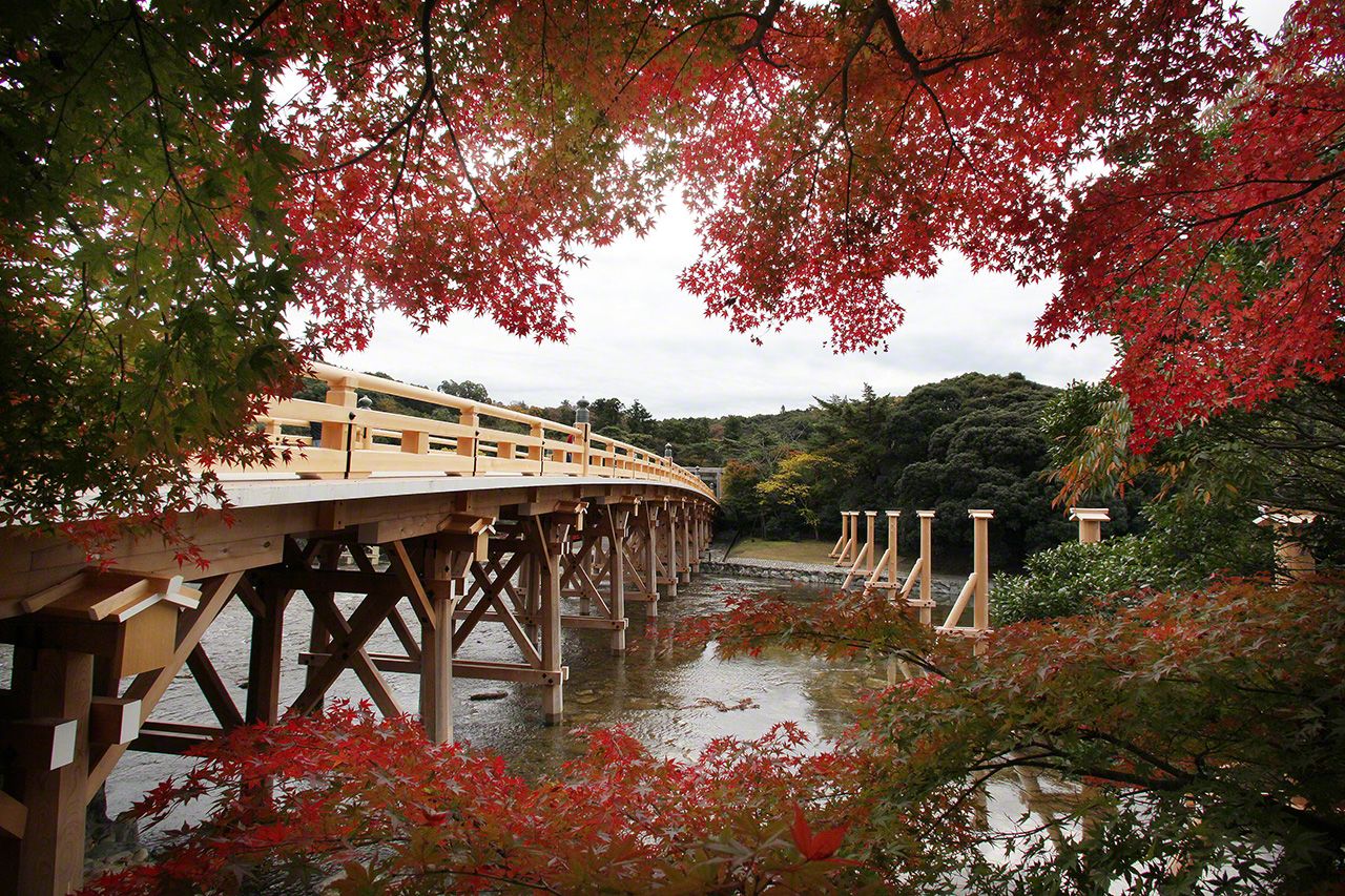 11月19日　俗界と聖域との懸け橋といわれる宇治橋と紅葉。
