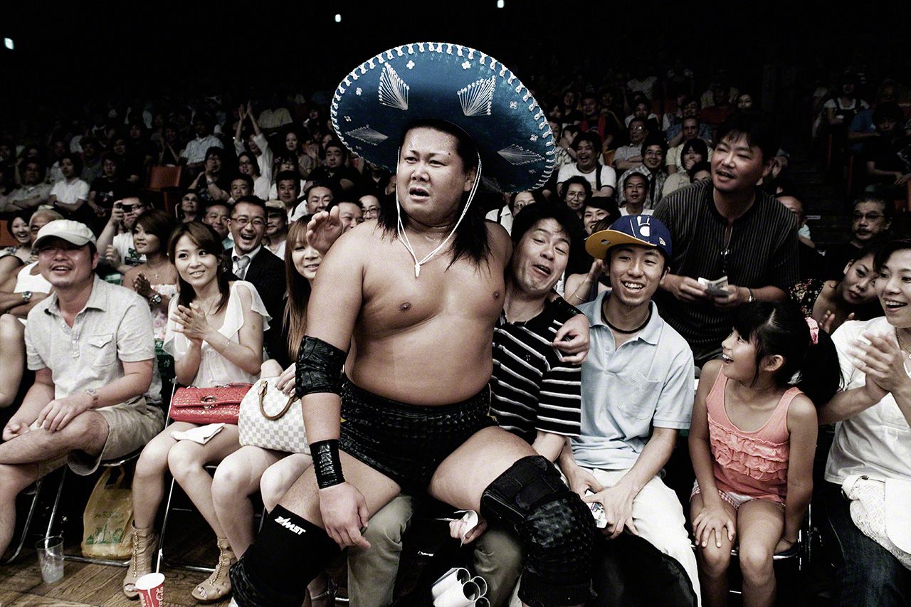 メキシコ乗馬用ソンブレロを被る日本レスラー大鷲透。Zepp 東京。2009年3月20日