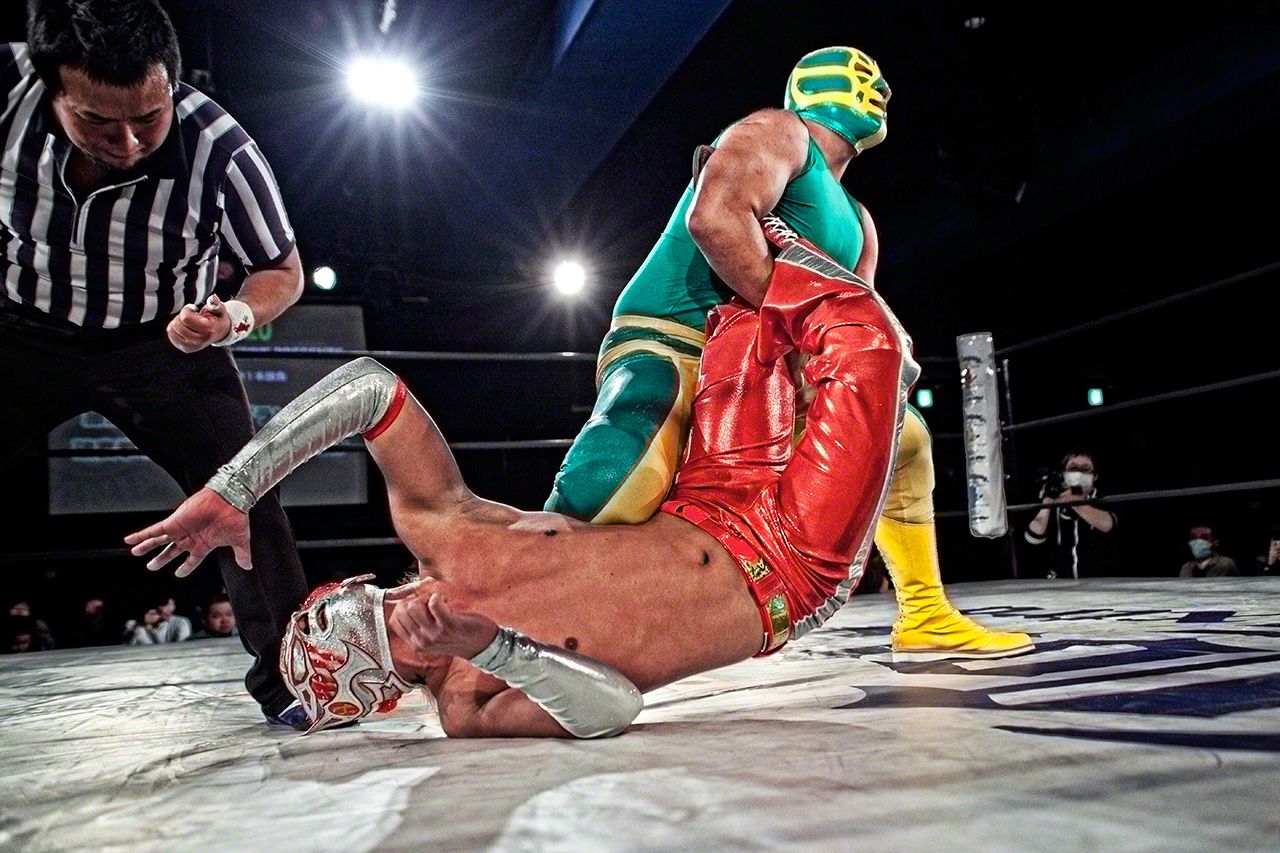 ハリケーン・キッドにクロスレッグ式逆エビ固めをかけるイーホ・デ・フィッシュマン(半魚人の息子)。新宿フェイス。2011年12月25日