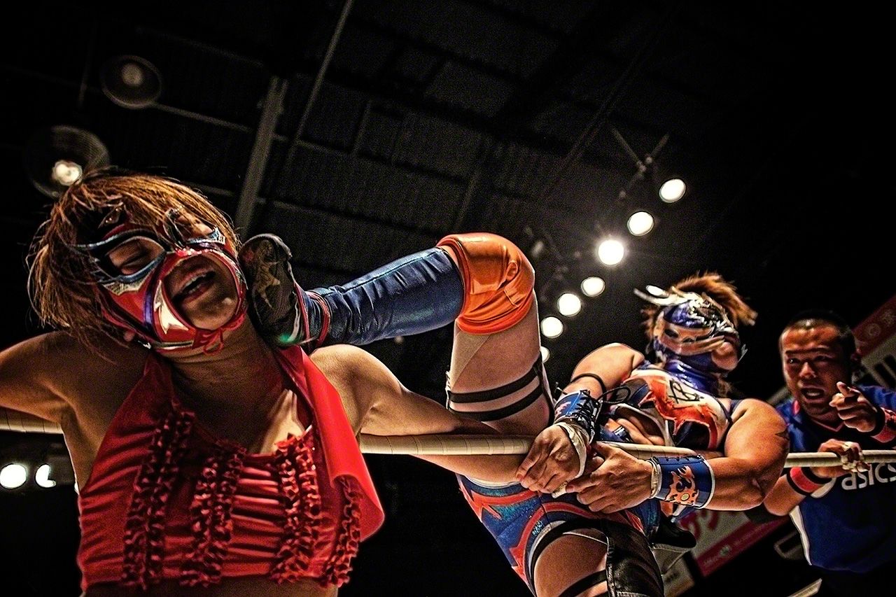 栗原あゆみの顔をロープに押し付けるAKINO。2009年6月21日