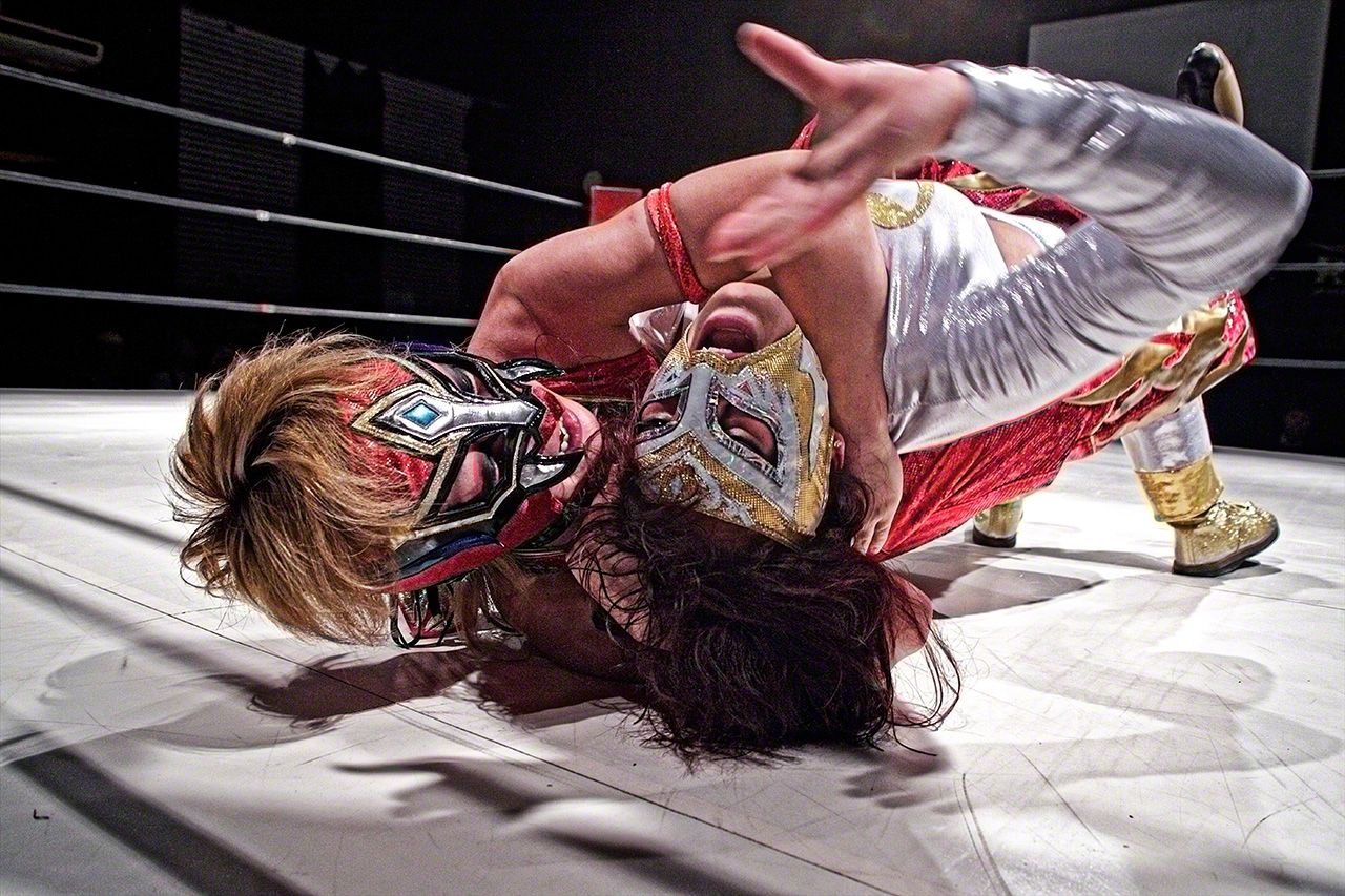 レイディー・アフロディーテに胴締めスリーパーをかけるレオン(ライオン)。新木場リング。2011年8月27日