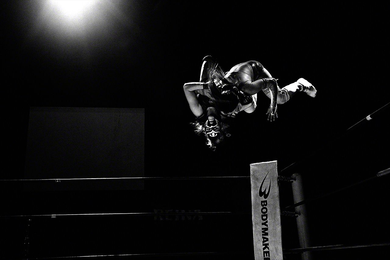 セウシスの雪崩式スパニッシュ・フライの餌食になる石橋葵。新木場リング。2011年8月27日