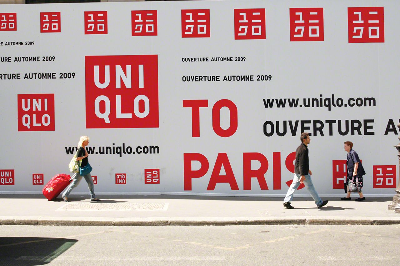 ユニクロのグローバル旗艦店「パリ オペラ店」のオープン（2009 年10月）に合わせて街中を巻き込んだビジュアル戦略が展開された。
