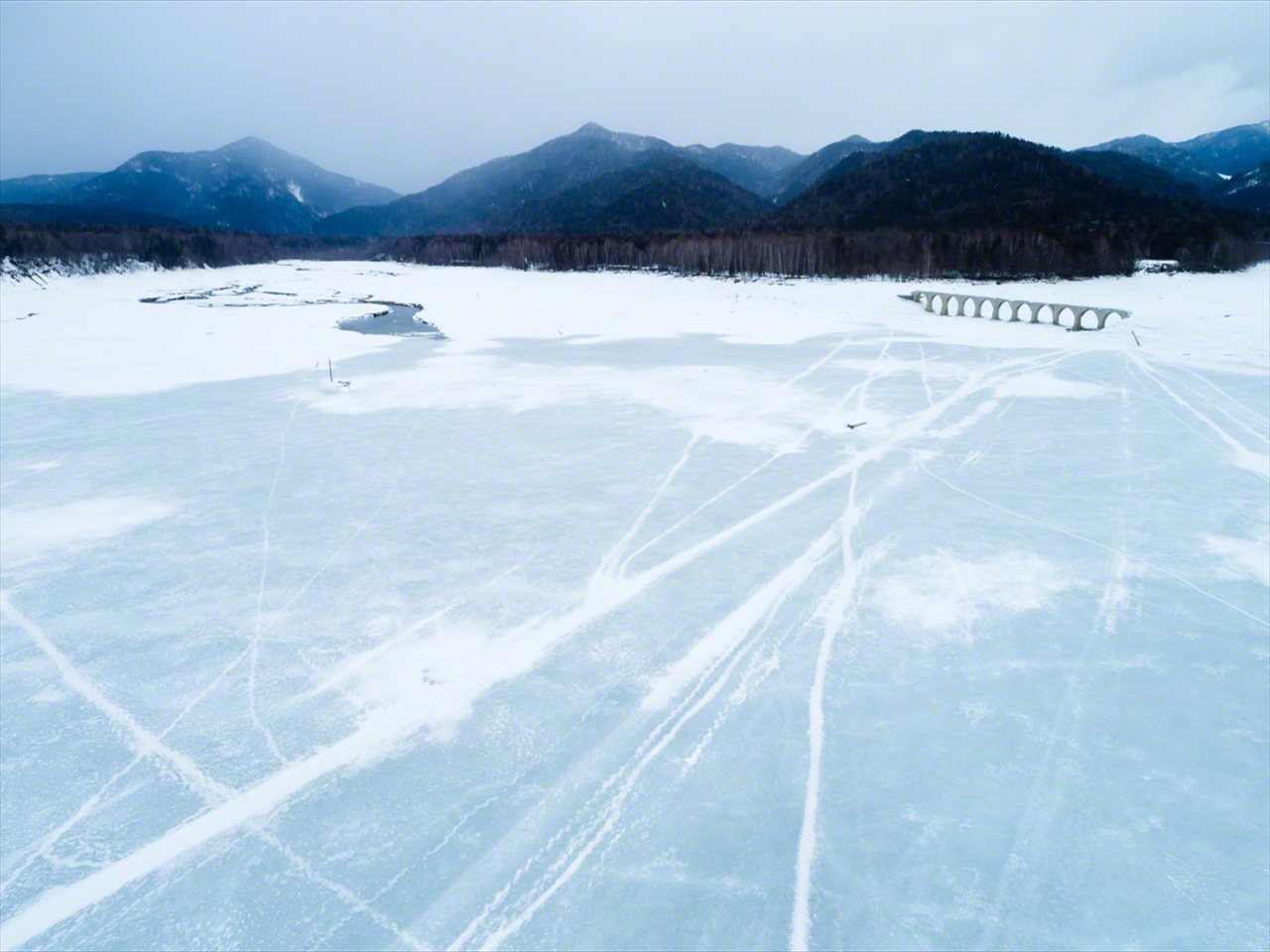 氷が不安定になる3月には糠平湖上への立ち入りが規制され、ほぼ無人地帯となる
