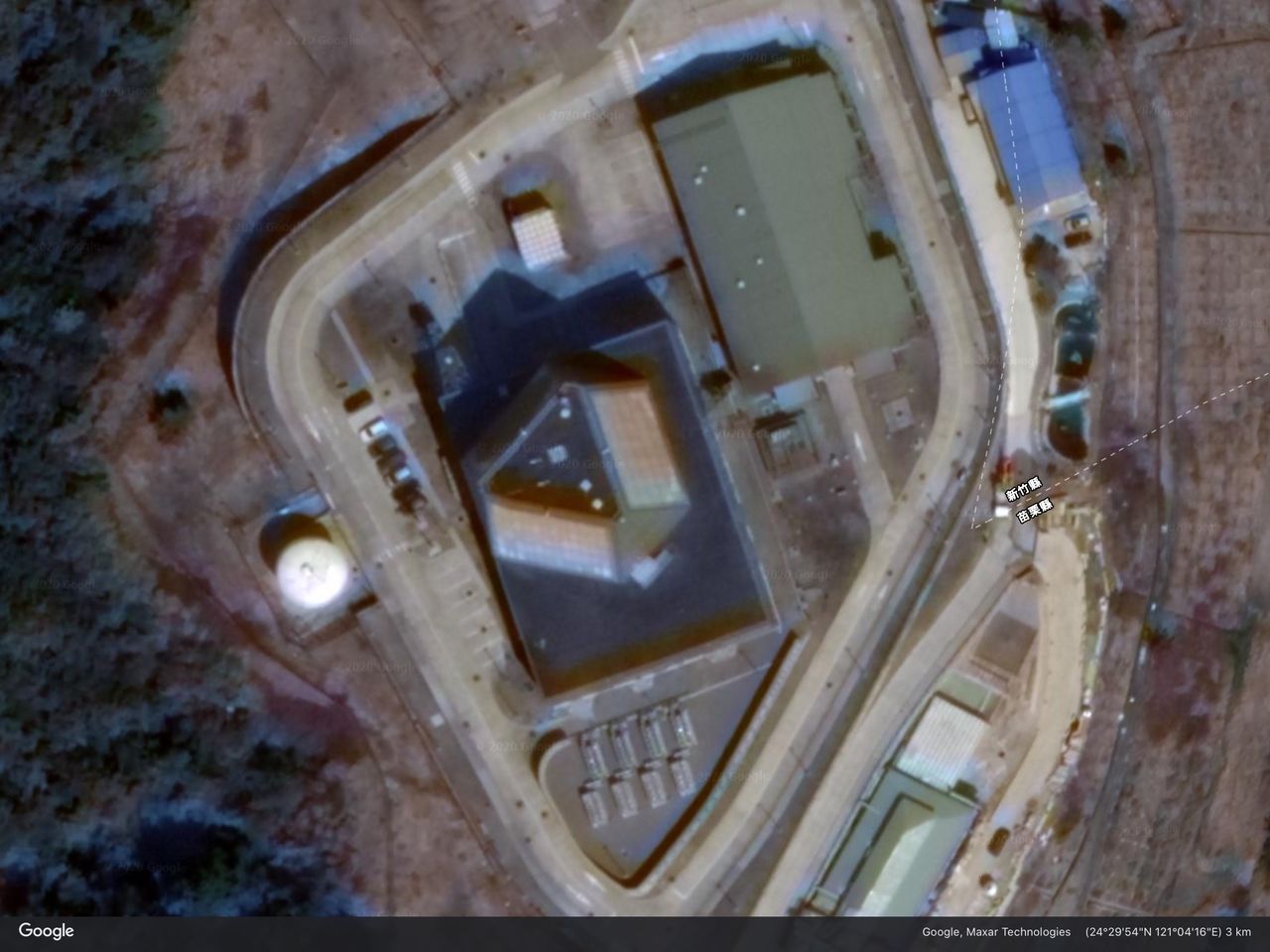 台湾北東部新竹県の標高2500m級の樂山(ルーサン)にある巨大なレーダー。アンテナの一辺は約30mとも言われる Maxar Technologies/Google Earth