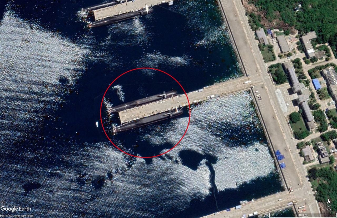 中国・海南島の軍港に停泊するのは中国海軍の094型戦略ミサイル原潜とみられる　Google Earth