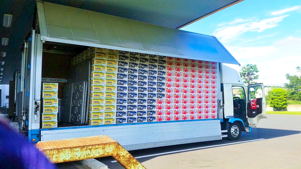 荷物の積み降ろしもハードな作業だ（画像提供＝筆者）