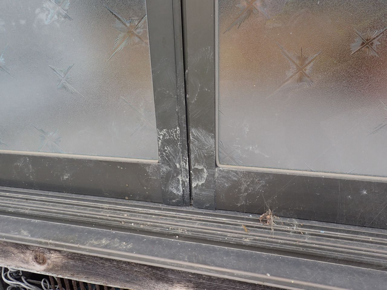 鼻を使って引き戸を開けようとしたイノシシの痕跡。戸の境に鼻をあてがった後、右側にスライドさせている。2017年5月、福島県内で撮影（筆者撮影）