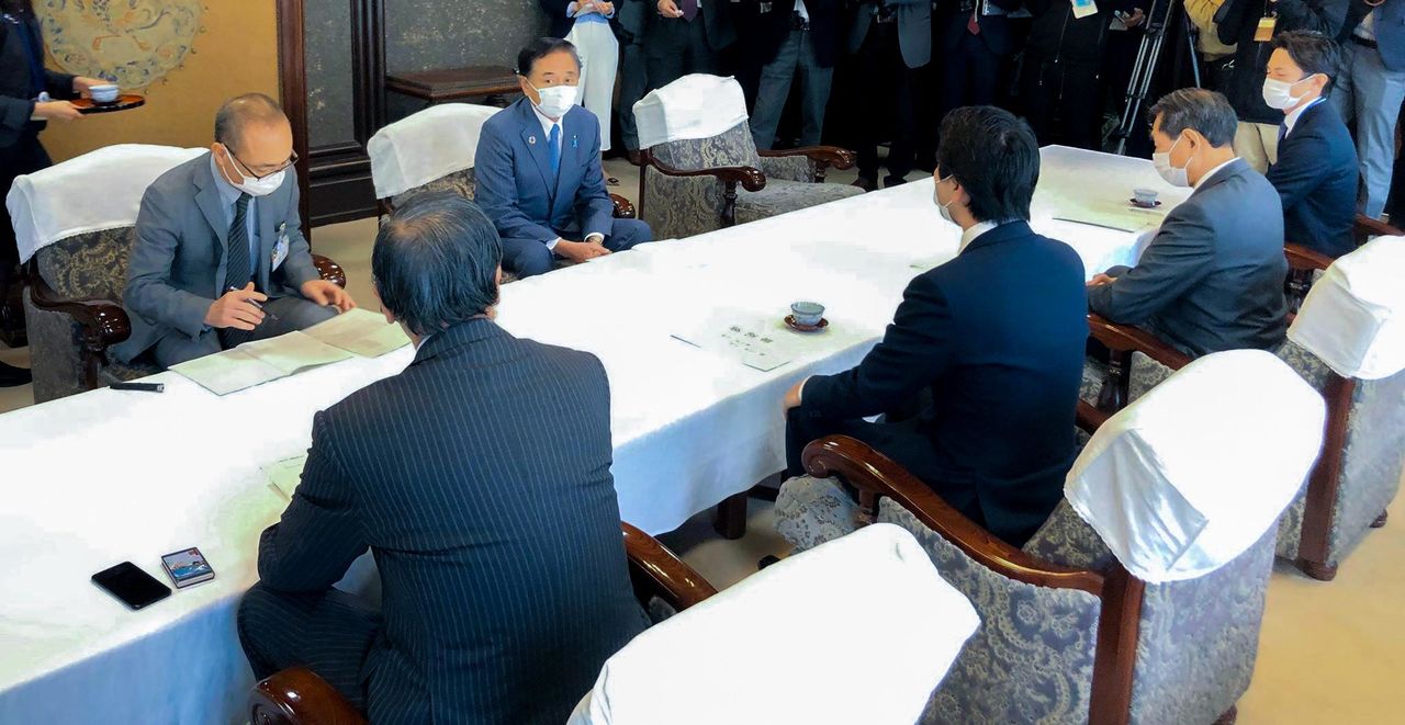 協議する松尾崇・鎌倉市長(手前中央)らと黒岩祐治・県知事