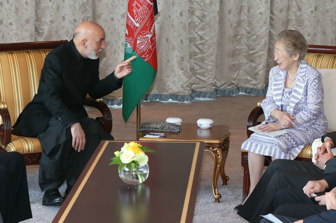 アフガニスタンのカルザイ大統領（左）と会談する外務省の緒方貞子顧問＝2012年7月9日、東京都港区（時事）
