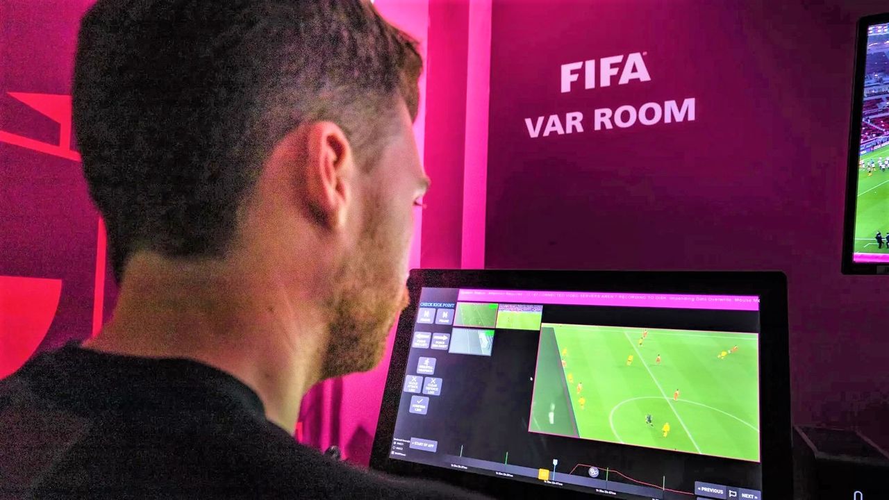 FIFA専用ルーム内の映像担当の審判がパソコン上でプレーを確認し、ピッチの主審に情報を伝える＝FIFA公式サイトより