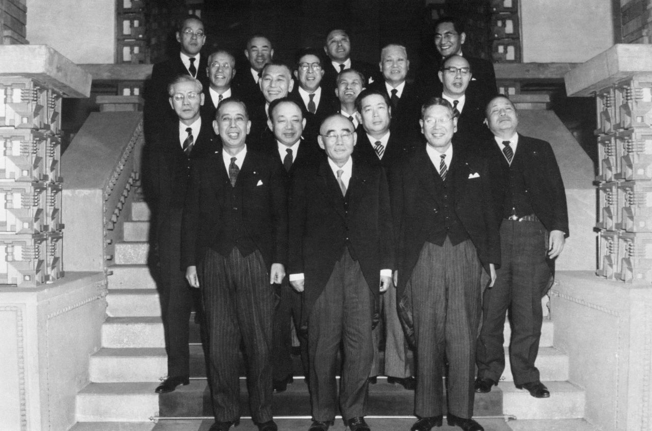 石橋湛山（前列中央）内閣成立、外相に岸信介（前列左）が入閣した（1956年12月23日、時事）