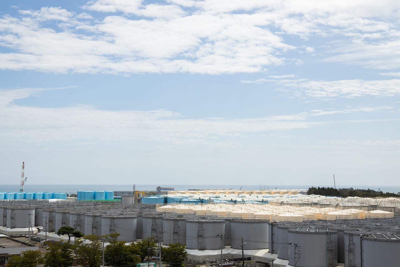 タンクで埋め尽くされる福島第1原発構内(ニッポンドットコム編集部撮影)