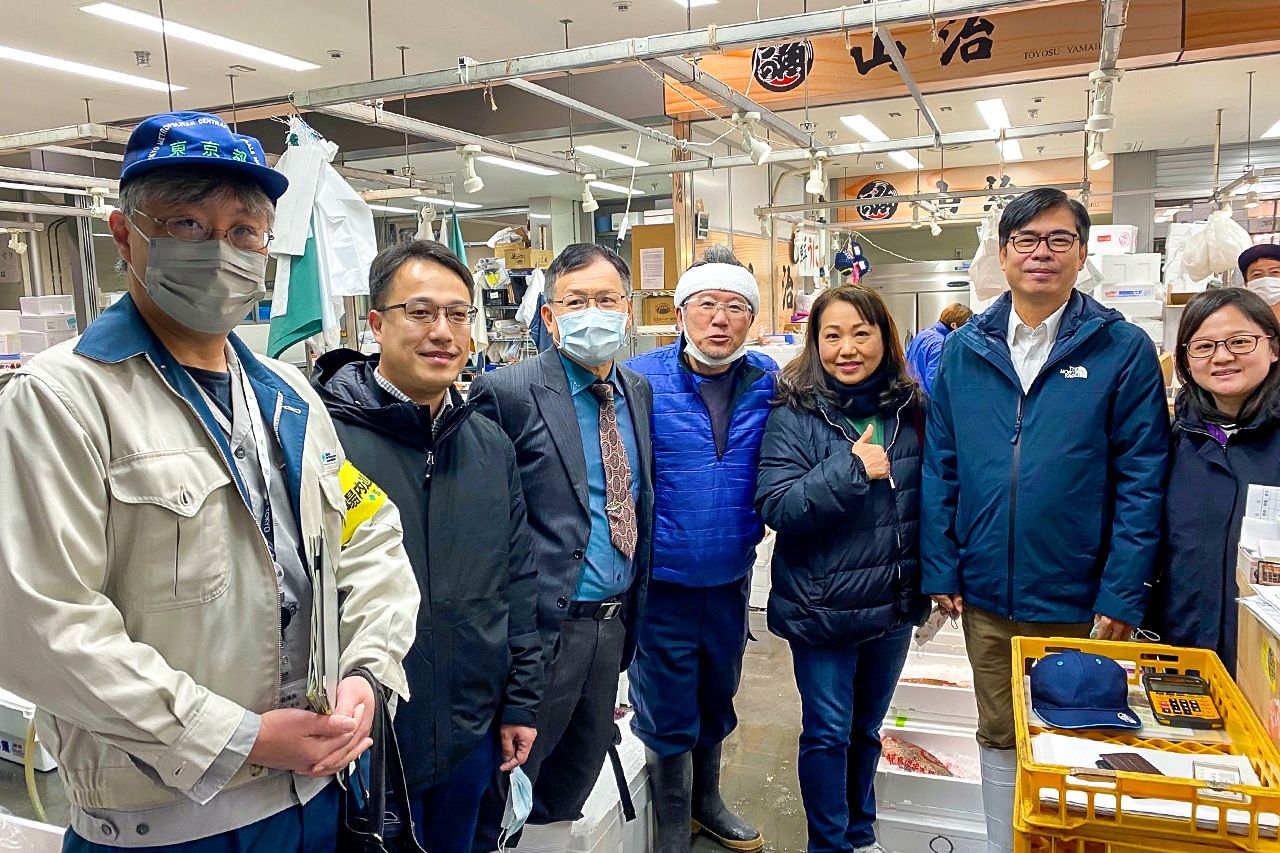2022年12月、豊洲市場を訪れた陳其邁市長(右から2人目)と水産業者(高雄市提供)